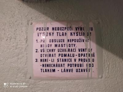 Náhradnní zdroj kyslíku.