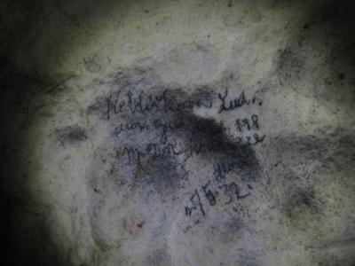 Historické podpisy v Chodbě překvapení Výpustku