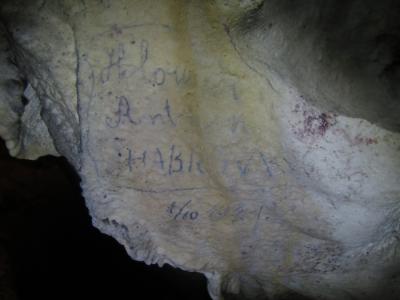 Historické podpisy v Chodbě překvapení Výpustku