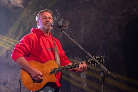 Koncert KEKS v jeskyni Výpustek, 13. 7. 2024
